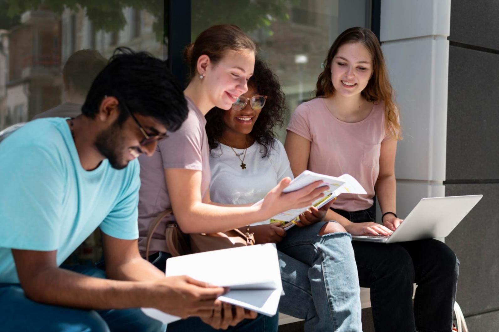 Studierende bei Finanzplanung